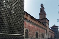 Le mura del castello Sforzesco con la Torre del Filarete